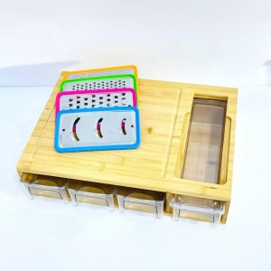 لوح تقطيع / فرم خشب بامبو مع مبشرة و مكاييل اكريليك عدد 4 داخلية